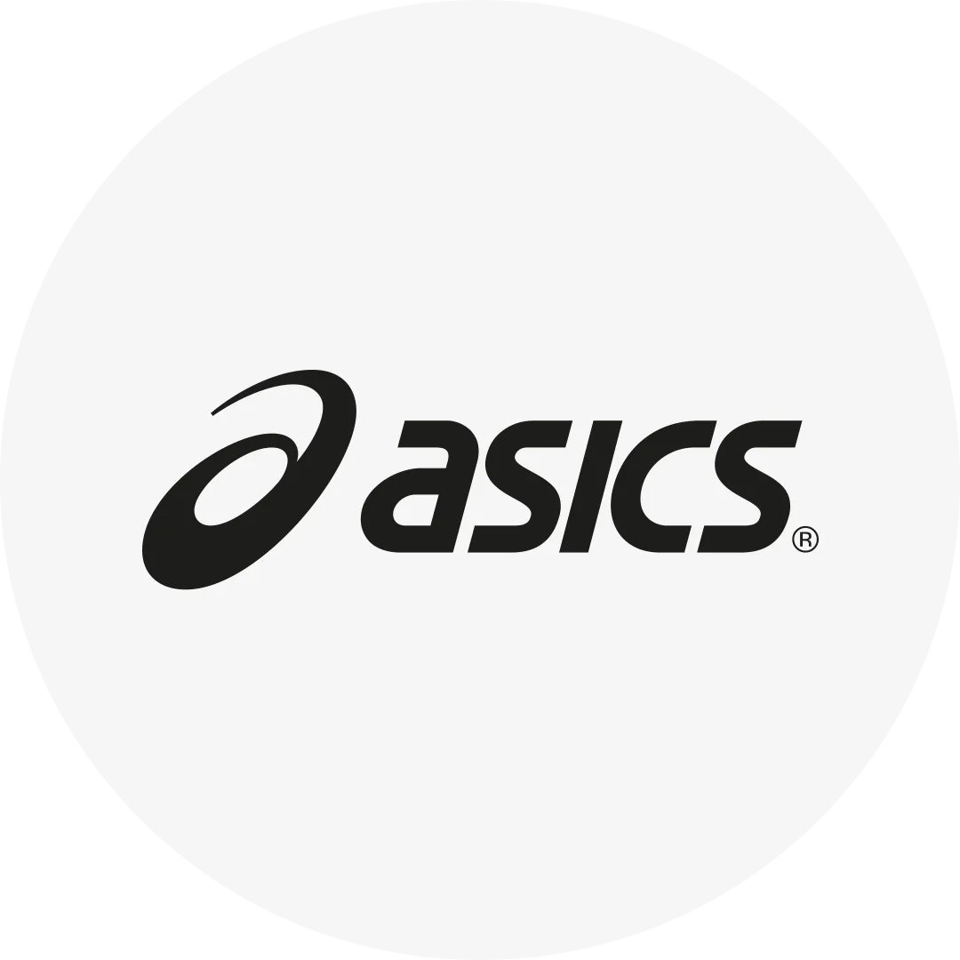 Asics logotyp med svart text och symbol på vit bakgrund.